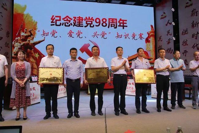 湘军水师主帅少时感染风寒,女子进汤药祛病,却迟迟不敢吃下